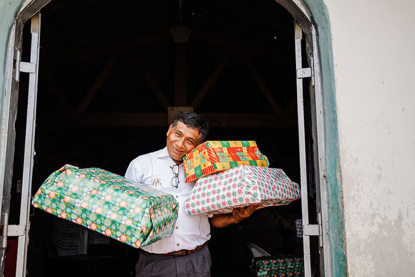 Pastor en Compassion dando regalos