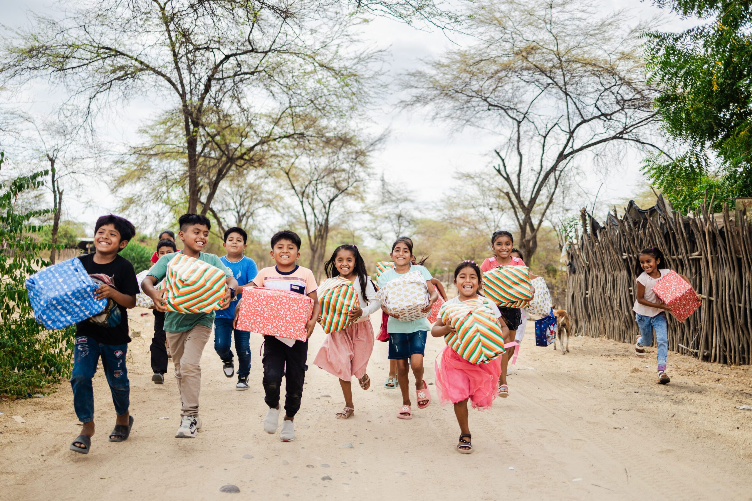 Niños con regalos en Compassion